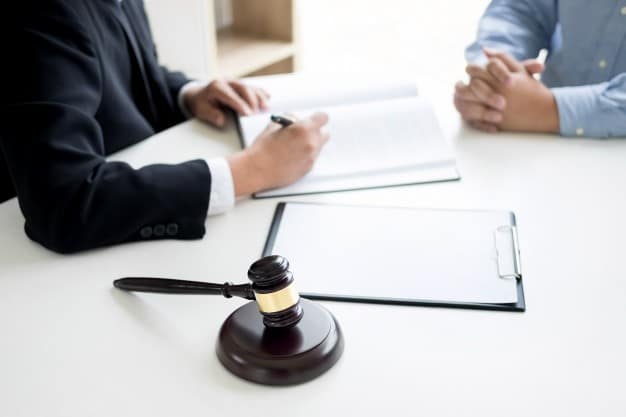در چه شرایطی، مشاوره با وکیل ضروری است؟